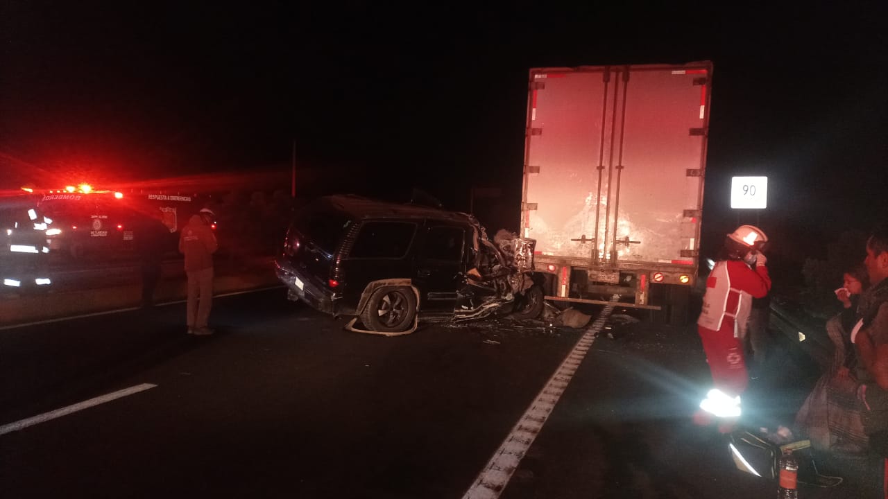 Dos mujeres muertas deja colisión de camioneta contra tráiler en Calpulalpan