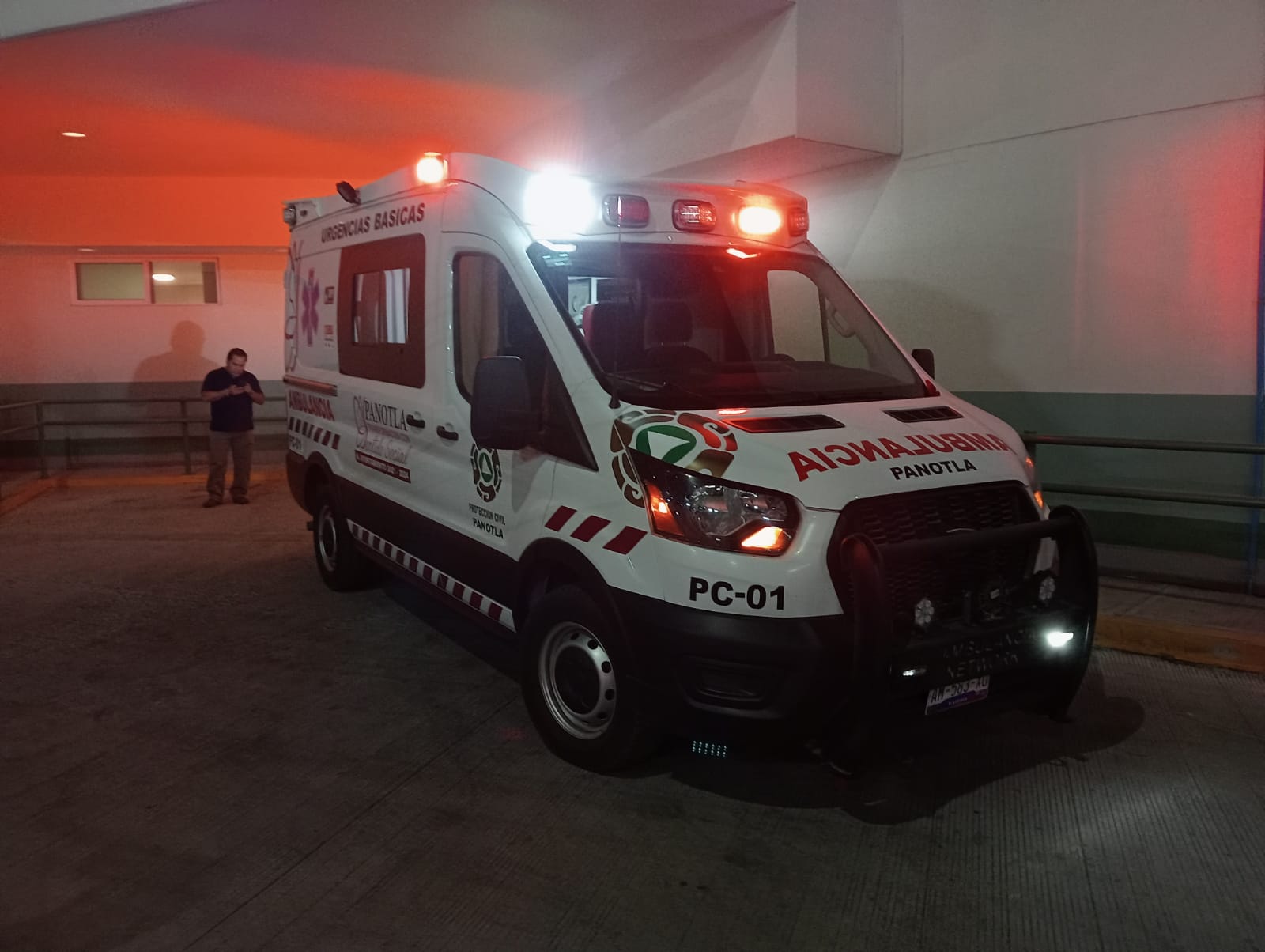 Paramédicos de Panotla le salvan la vida a un hombre ebrio que cayó a un canal