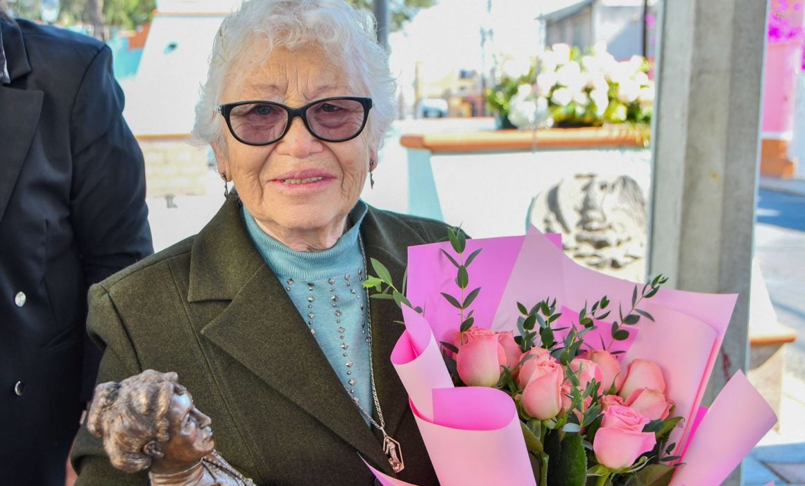 Entregan premio Paulina Maraver a reconocida mujer huamantleca