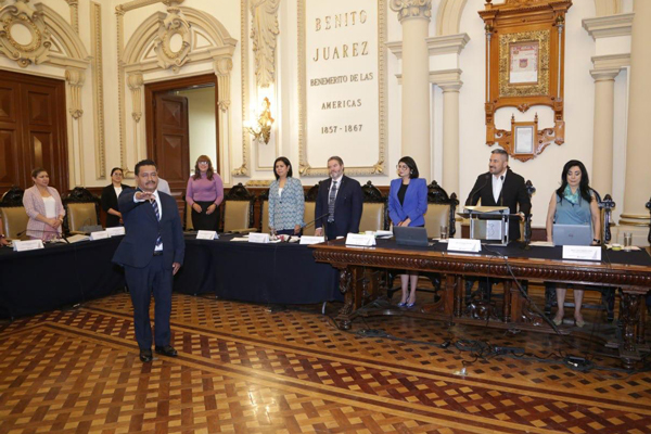 Artemio Pacheco Serrano asume como regidor suplente en Cabildo de Puebla