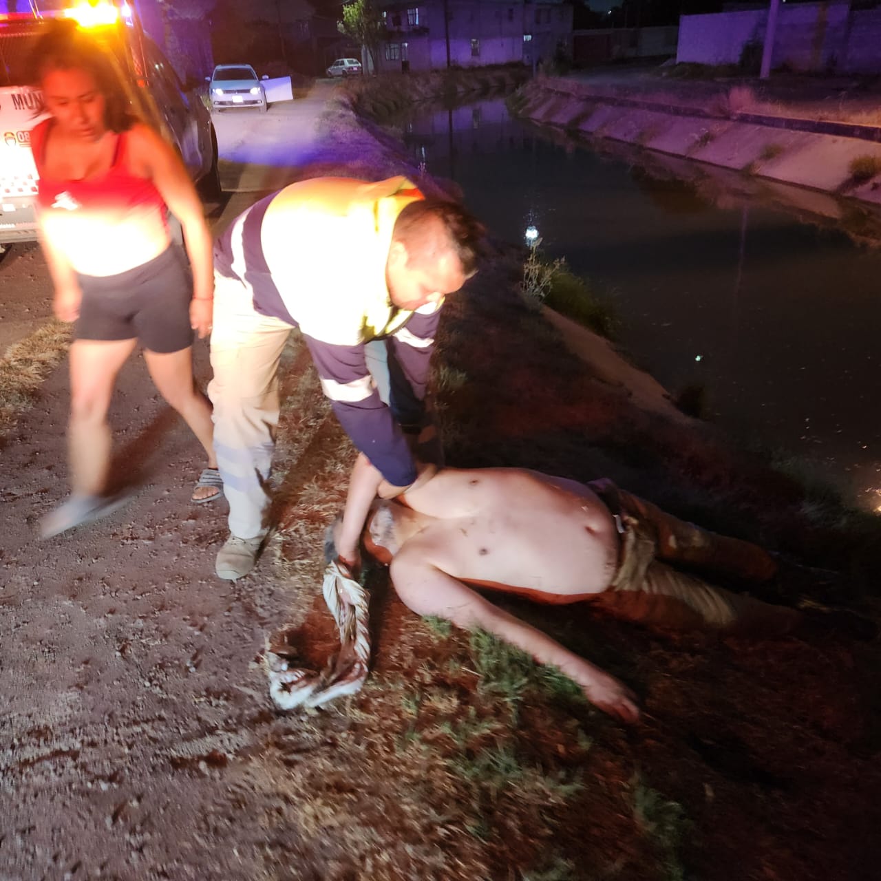 Regresan a la vida a hombre que cayó a un canal de riego, en Panotla