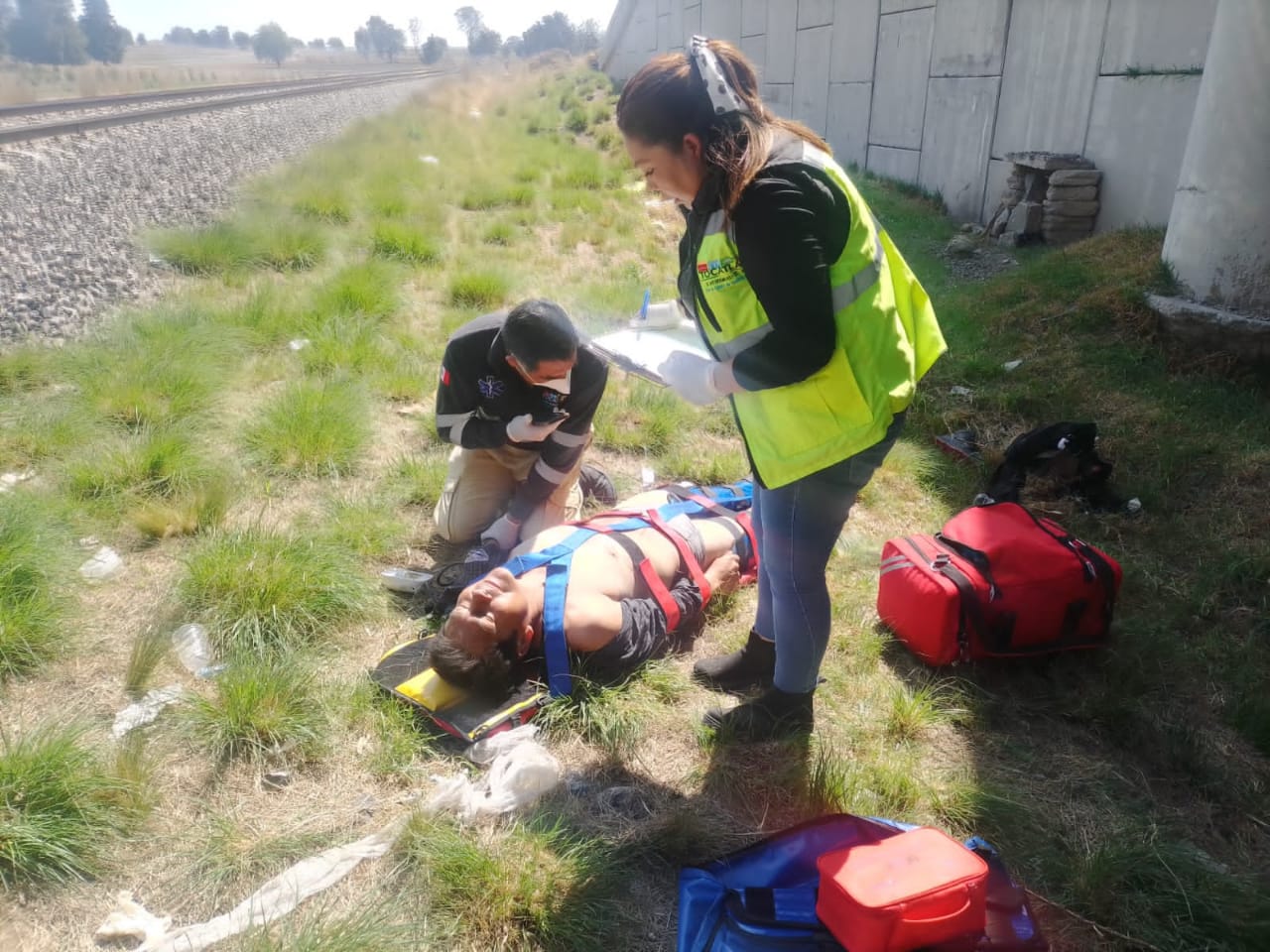 Hombre atenta contra su vida al arrojarse de un puente en Tocatlán; sobrevivió