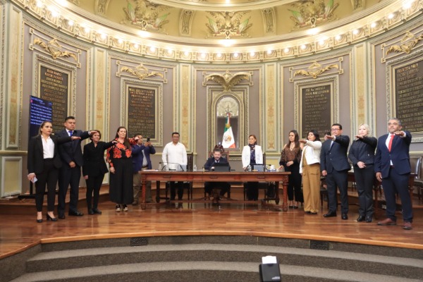 Tras salida de 17 diputados locales, Congreso nombra a 12 suplentes