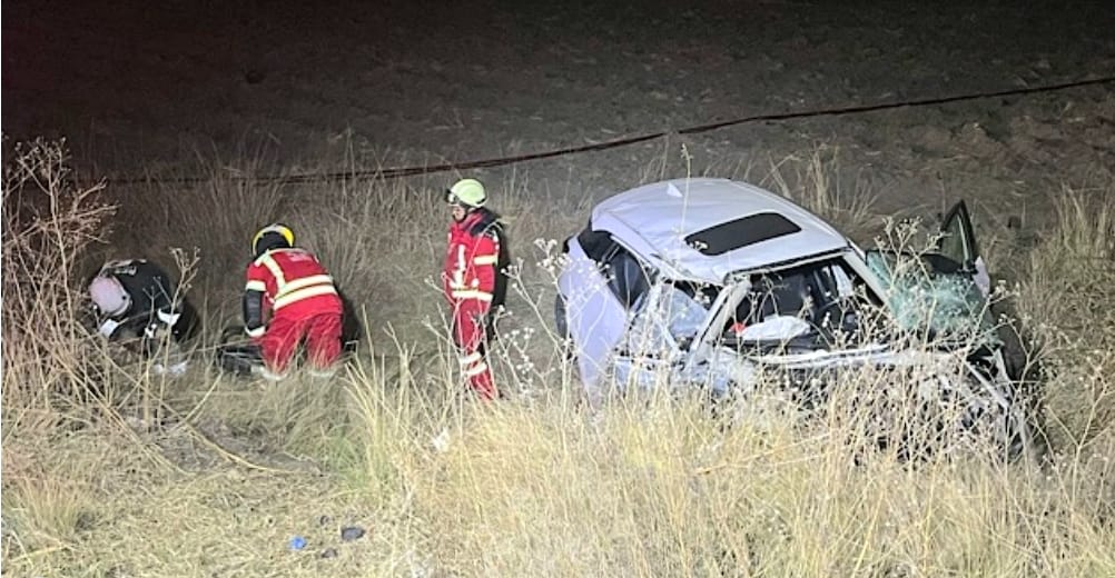 Mueren dos integrantes de una familia prensados en accidente vial, en Tetla