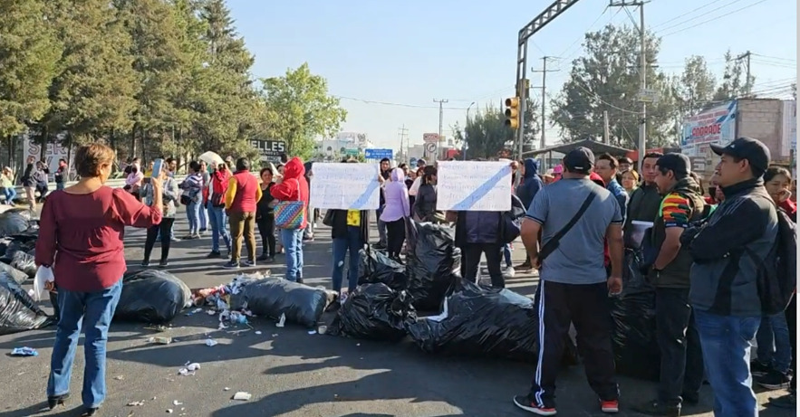 Padres de familia de la secundaria Gabriela Mistral exigen limpieza de calles en San Pablo del Monte
