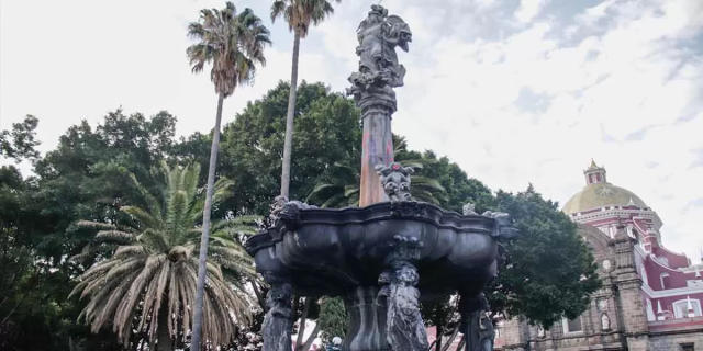 Daños menores en fuente de San Miguel en el Zócalo de Puebla tras marchas del 8M