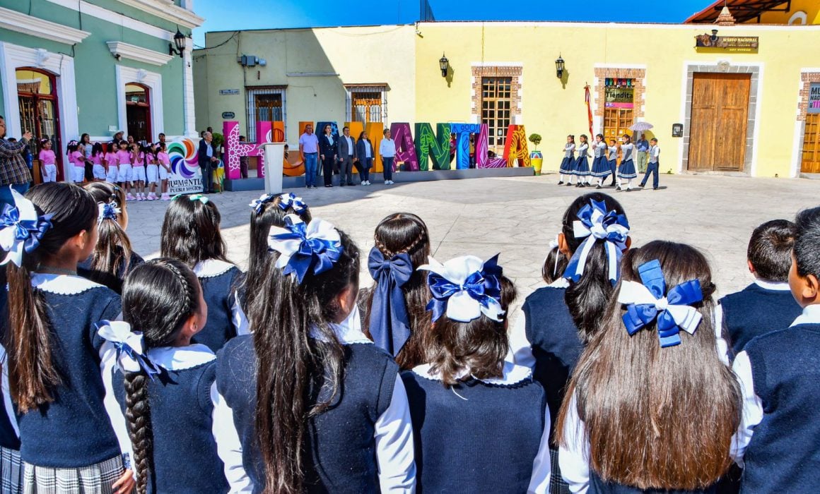 Conmemora ayuntamiento de Huamantla natalicio de Benito Juárez