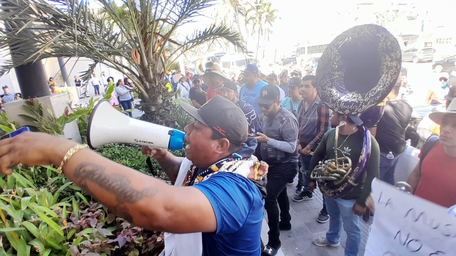 Marchan bandas sinaloenses para que los dejen tocar en las playas