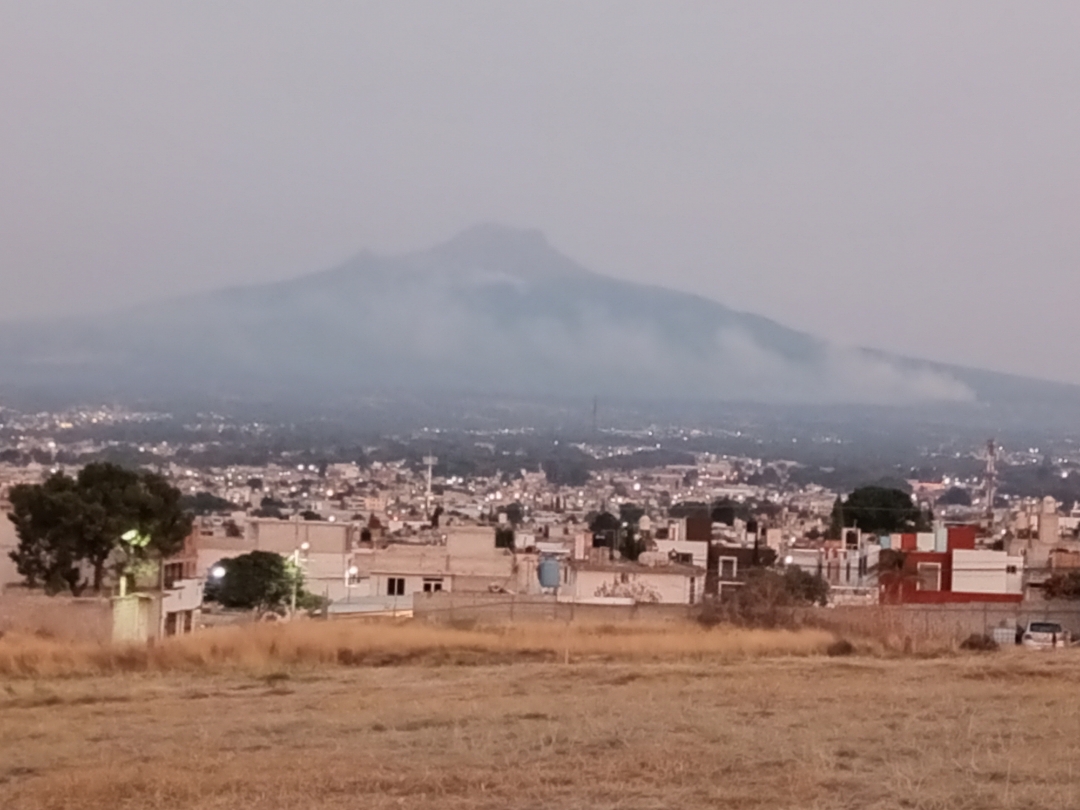 Afectan dos incendios a La Malinche, brigadas logran controlar 30% del siniestro
