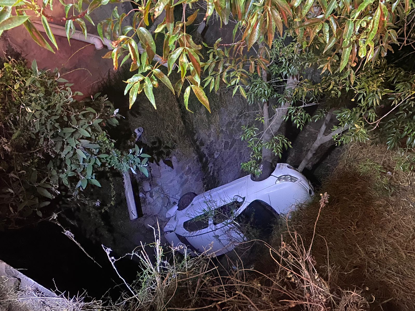 Conductor sobrevive a caída de automóvil en barranco en Santa Cruz Tlaxcala