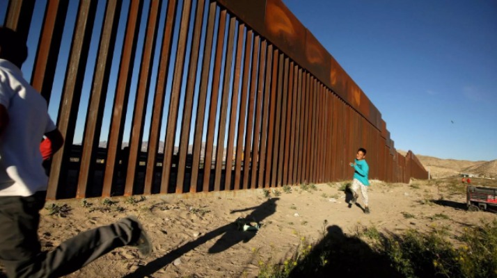 Confirma Gobernación reencuentro de niños abandonados en frontera de Arizona con su madre