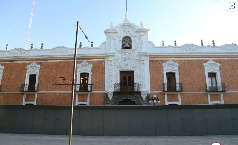 Regresan vallas metálicas a Palacio de Gobierno por 8M
