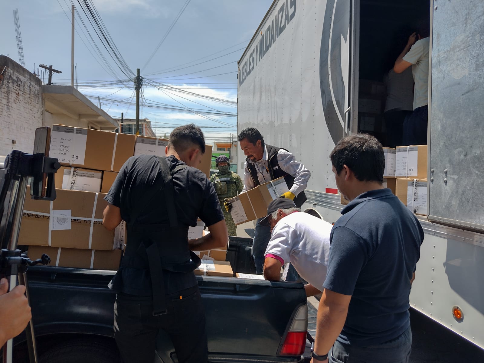 Llegan a las 3 juntas distritales del INE documentación y material para los comicios del 2 de junio