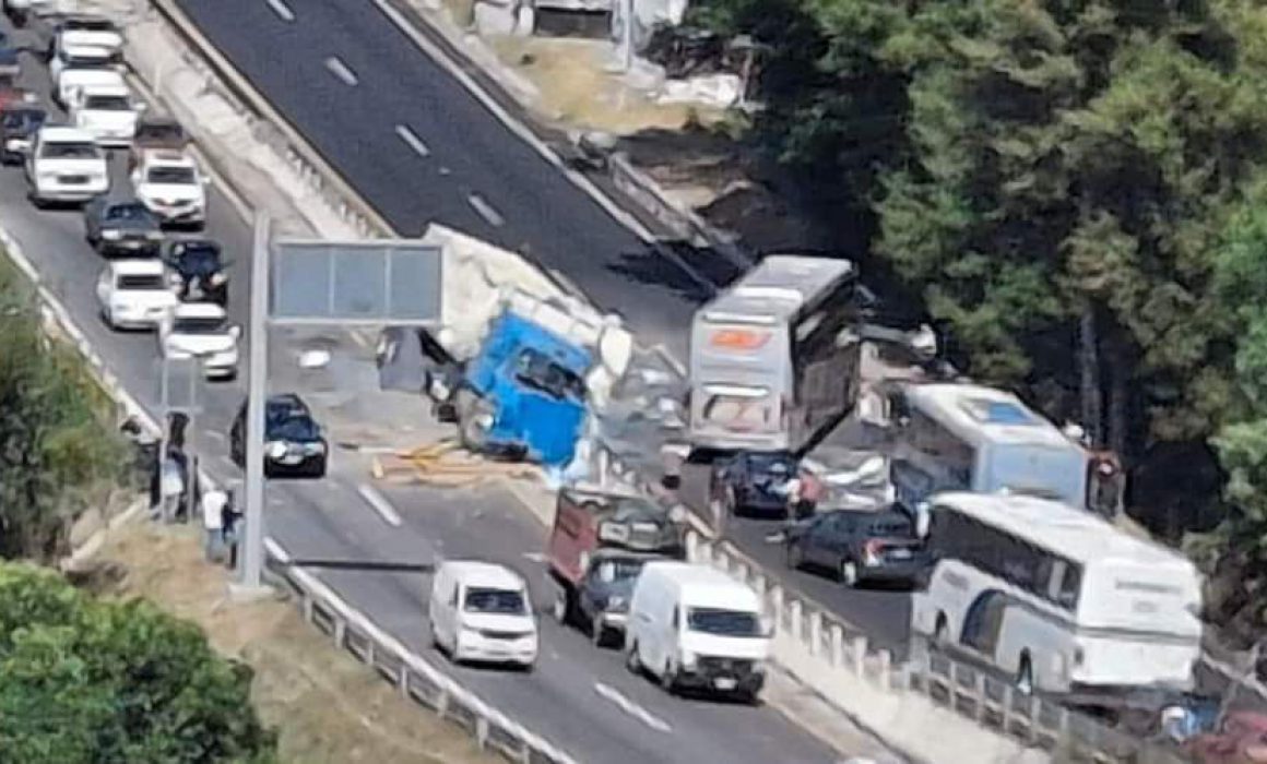 Colisiona camión de carga en la Apizaco-Tlaxcala, en Tizatlán