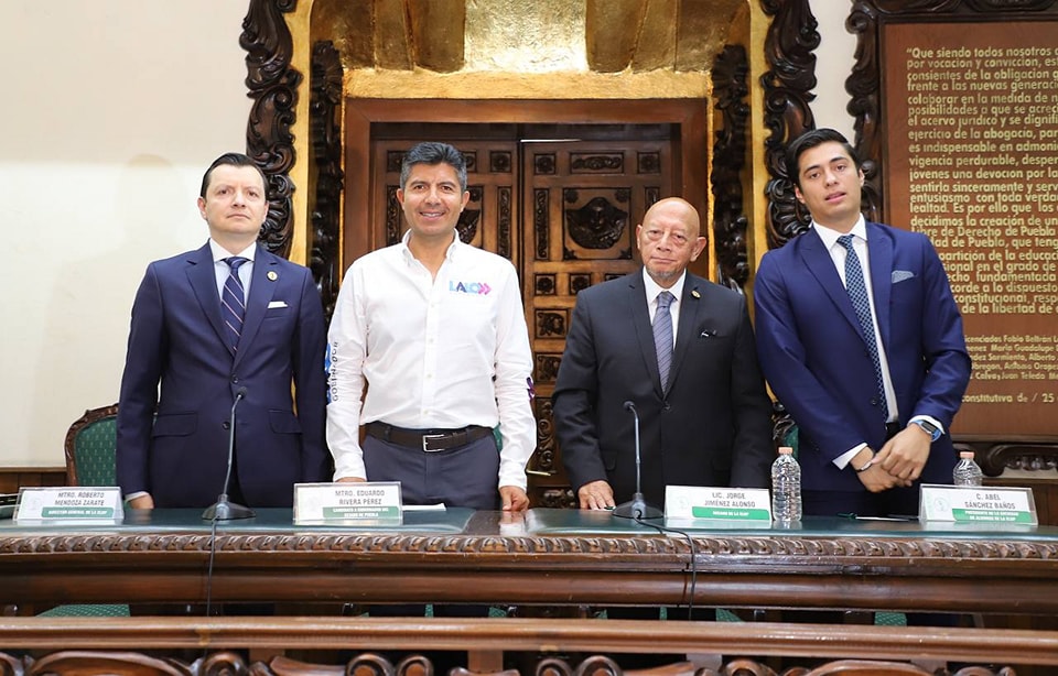 Estudiantes cuestionan a Eduardo Rivera Pérez sobre inhabilitación durante visita a la Escuela Libre de Derecho