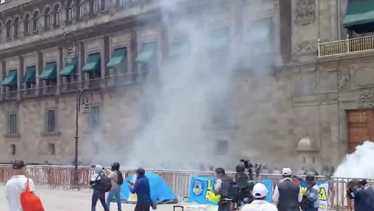 Policías resultaron heridos tras el lanzamiento de petardos por manifestantes de Ayotzinapa 