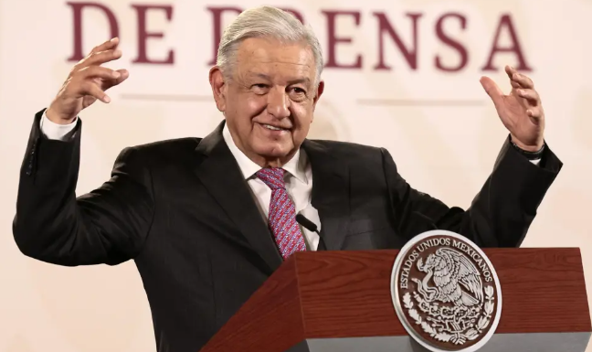 AMLO anuncia aumento salarial de 10% a maestros 
