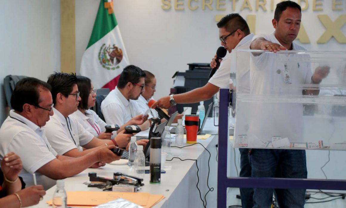 Autoridades educativas realizaron rifa por el Día del maestro