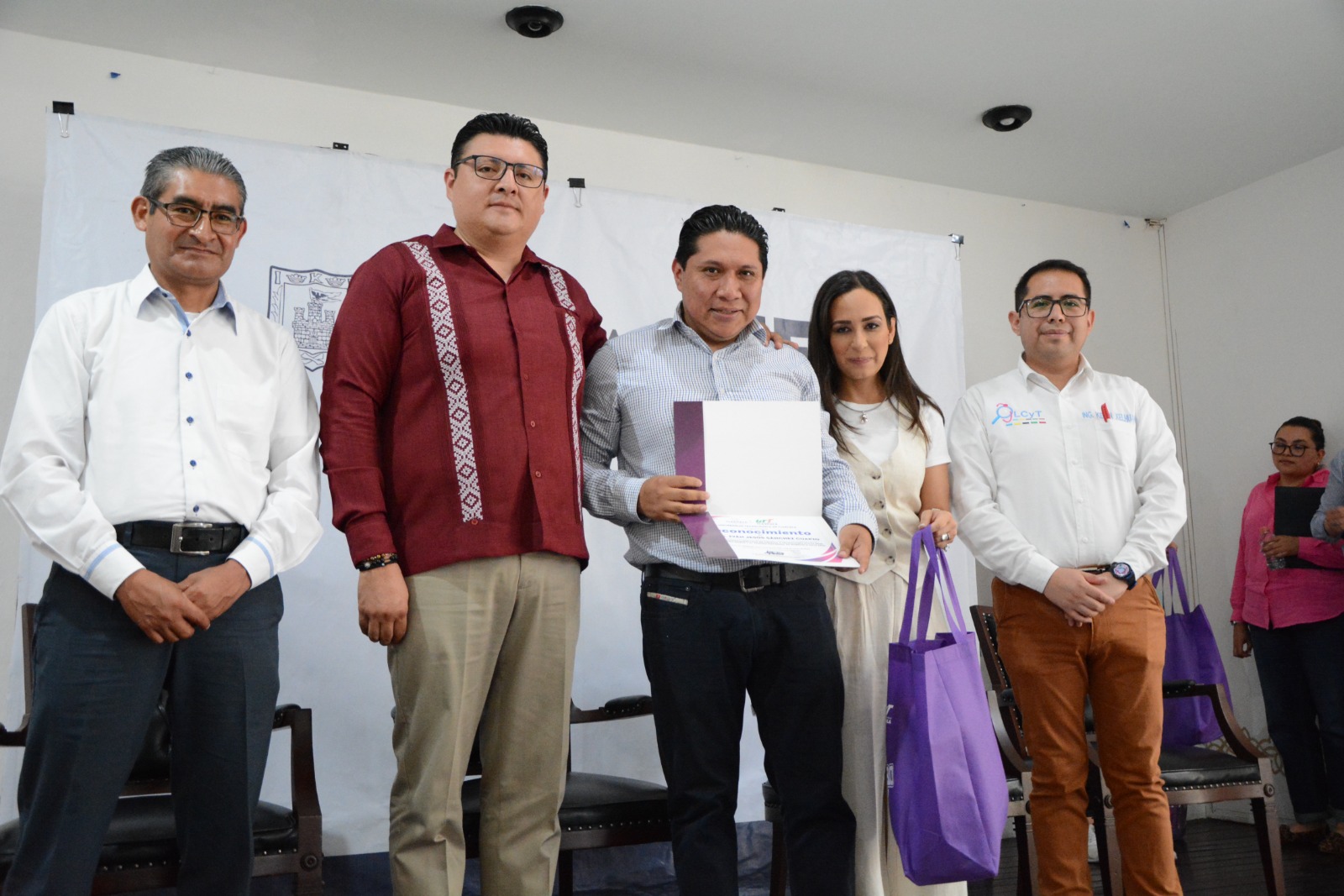 Reconocen UTT y SEDIF a estudiantes por destacadas participaciones en competencias de robótica