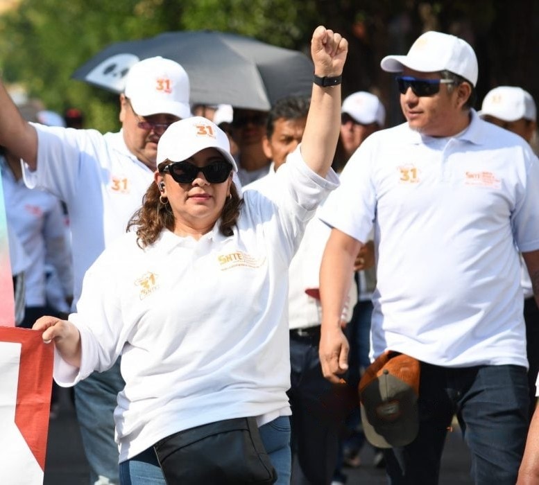 Con reclamos, desfilan maestros del SNTE en Día del Trabajo