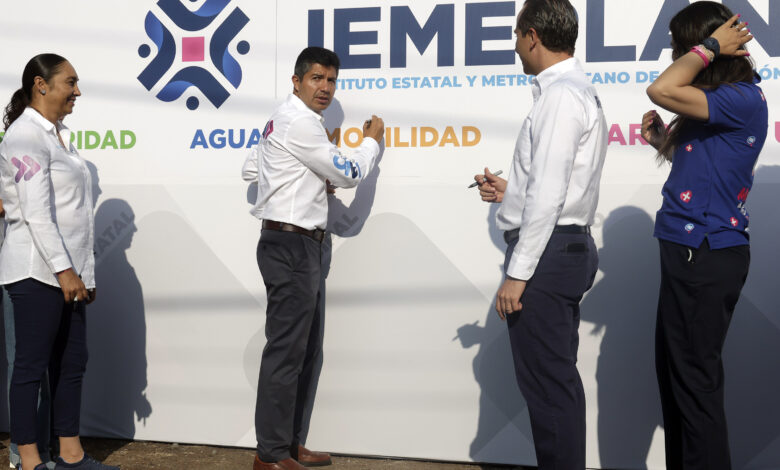 Puebla, Pue. - Eduardo Rivera Pérez, candidato a la gubernatura de Puebla por la alianza Mejor Rumbo Para Puebla, declaró en conferencia de prensa que no tomará algunas de las propuestas de sus oponentes, considerándolas inviables. No obstante, aseguró que será un gobernante que trabajará para todos los poblanos y revisará las propuestas que sean factibles y beneficiosas.  Rivera Pérez enfatizó que siempre estará dispuesto a analizar las propuestas de sus contrincantes para enriquecer su proyecto estatal. Sin embargo, mencionó que ciertas propuestas, como la del tren México-Puebla-Veracruz, no son viables debido a la falta de mantenimiento de las unidades de transporte público existentes, como el sistema RUTA.  “Estaremos siempre en la disposición de revisar algunas de estas propuestas; hay algunas que definitivamente yo digo que son inviables. Por ejemplo, el tren México-Puebla-Veracruz… cómo aspirar a esa propuesta cuando aquí en la ciudad no se le ha dado mantenimiento a las unidades del RUTA,” indicó Rivera Pérez.  El candidato dejó claro que, en caso de ganar la elección, su administración organizará foros en todo el estado para recabar propuestas de todos los poblanos. Estas consultas servirán para construir un gobierno inclusivo y que atienda las necesidades y expectativas de la ciudadanía.