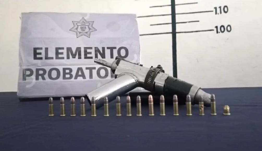 Policías de San Pedro Cholula detienen a dos hombres por portación de arma de fuego hechiza