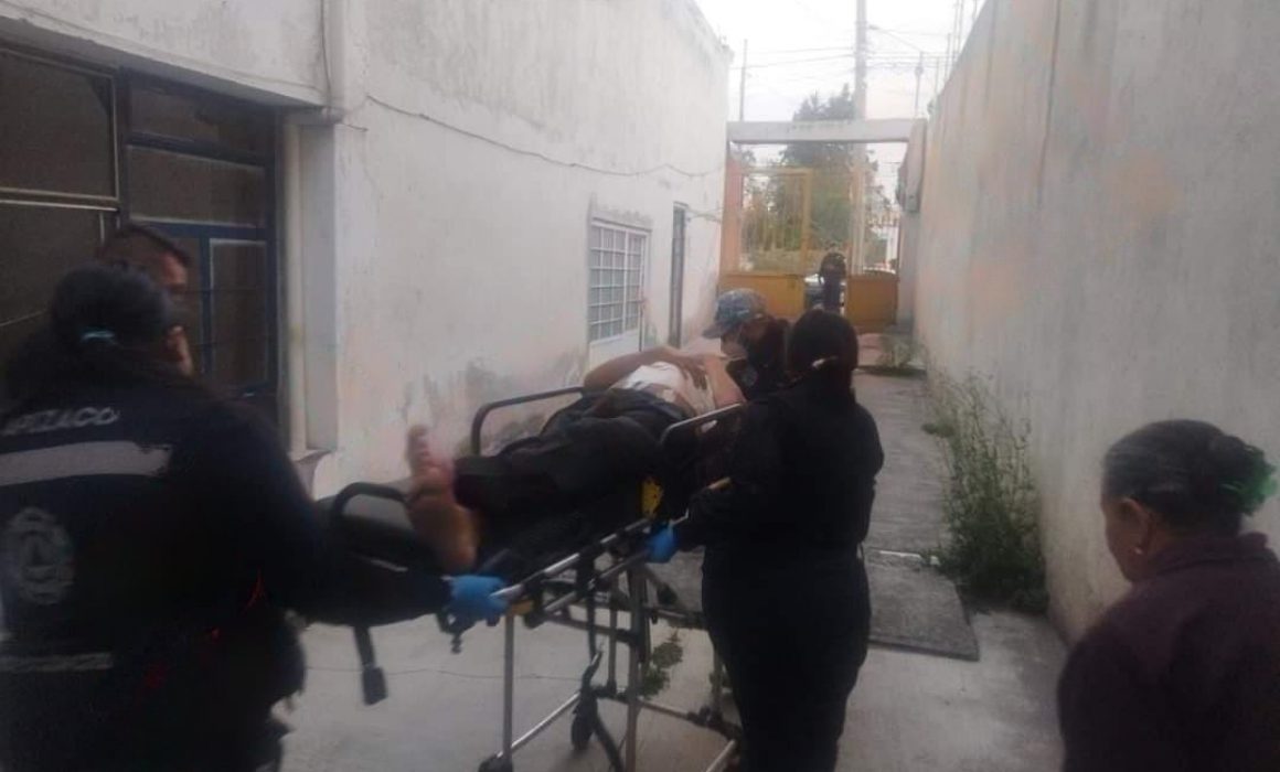 Pareja discute y mujer le entierra el cuchillo en el estómago