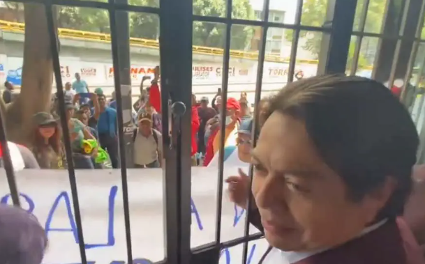 CNTE impide salida de Mario Delgado de la sede Morena 