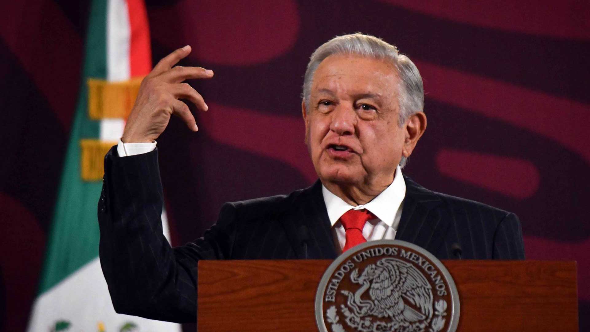 AMLO lamenta accidente del escenario en evento de MC