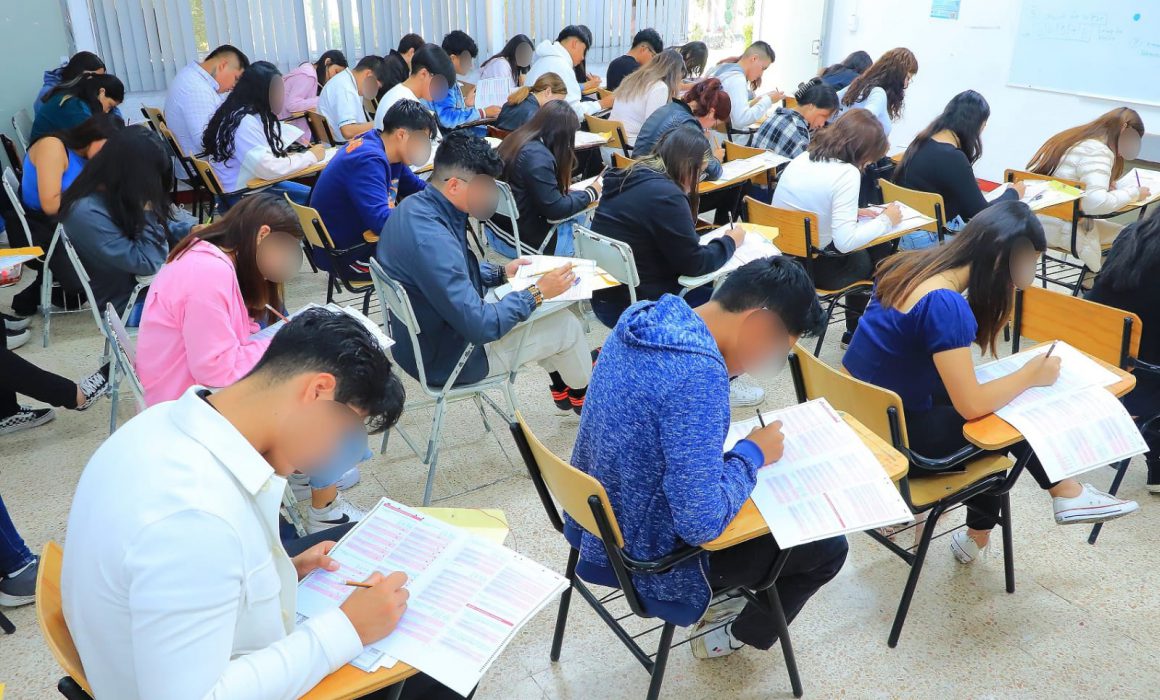 Entrega UATX cuadernillos Ceneval para examen de admisión