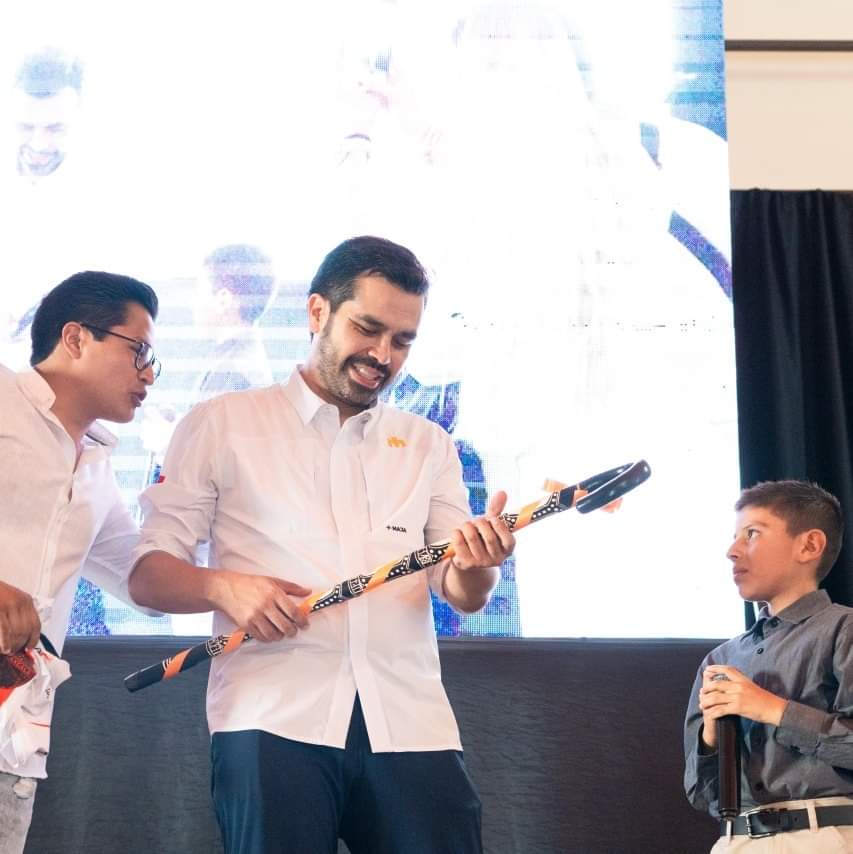Recibió Álvarez Máynez el bastón de mando tlaxcalteca 