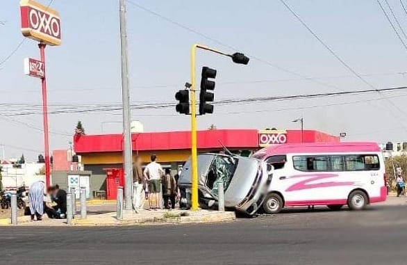 Choque entre automóvil y combi de transporte público en San Pedro Cholula deja 4 heridos
