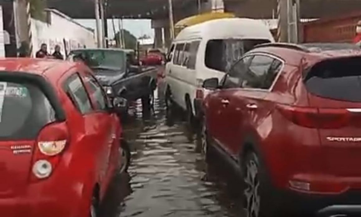 Vecinos de Apetatitlán detienen camioneta con calentadores solares