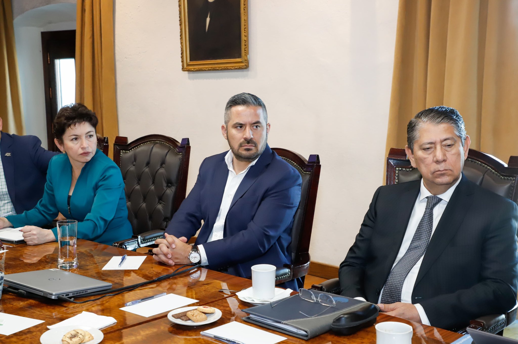 En una rápida acción, la Policía Municipal de Puebla se convirtió en los primeros respondientes al detener a dos personas presuntamente involucradas en el ataque al candidato Eduardo Rivera. Los individuos fueron puestos a disposición de la fiscalía estatal, donde se presentaron pruebas que señalan un trasfondo político en el incidente.El alcalde de Puebla destacó que las declaraciones de las víctimas, respaldadas por las autoridades competentes, confirman que los agresores buscaban al candidato, subrayando así la motivación política detrás del acto.A pesar de contar con seguridad proporcionada por la Guardia Nacional y seguridad privada, los agresores lograron vulnerar la seguridad del fraccionamiento donde reside el candidato, Eduardo Rivera, obteniendo acceso a su domicilio.Tras recibir el reporte, los policías municipales iniciaron la búsqueda de la camioneta y sus ocupantes, logrando ubicarlos en Osa Mayor, a la altura del centro comercial Sonata, donde procedieron a su aseguramiento.Ahora, la fiscalía estatal asume la responsabilidad de continuar con las investigaciones para esclarecer completamente el incidente y llevar ante la justicia a todos los responsables involucrados.