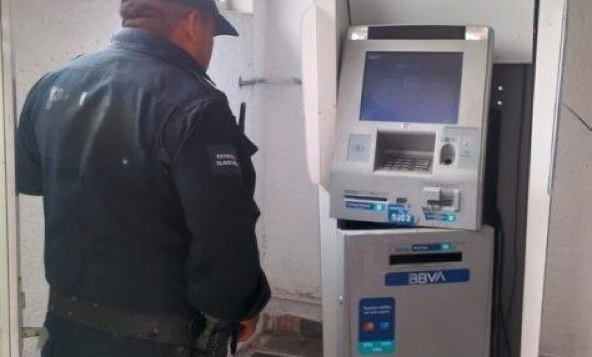 Personal de mantenimiento a cajeros BBVA dejan abierto uno en Papalotla