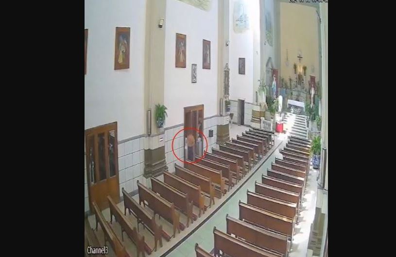 Sujeto roba objetos de culto en iglesia de Puebla y causa indignación