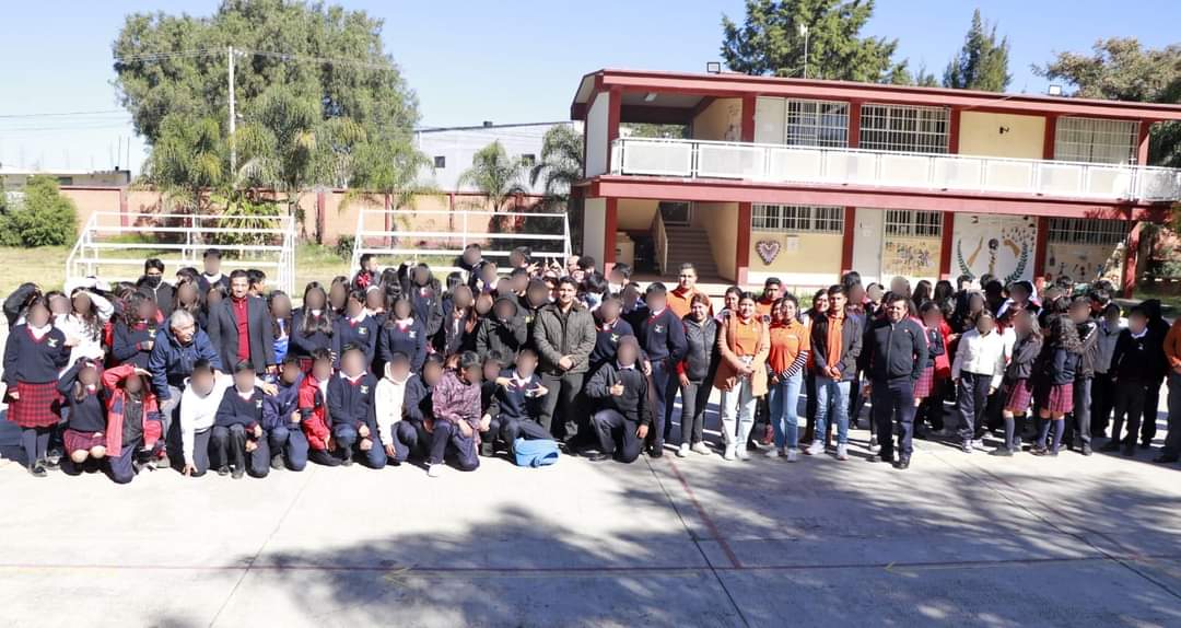 Omar Muñoz dialoga con jóvenes sobre la importancia de erradicar la violencia hacia las mujeres