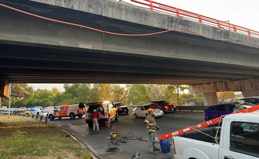Accidente en Puente Constituyentes: Dos personas heridas tras caída de vehículo