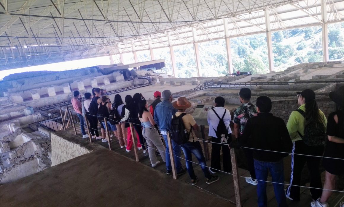 Estudiantes de la UATx exploran Cacaxtla en programa de movilidad