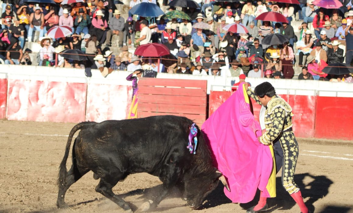 Alejandro Lima "El Mojito" arrasa en Emiliano Zapata con tres orejas