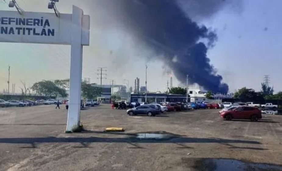 Incendio en la refinería Pemex de Minatitlán genera gran columna de humo