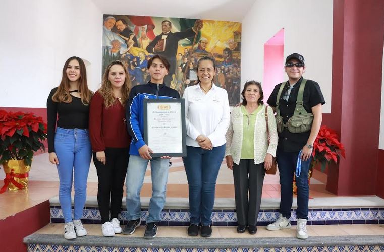 Ariadna Ayala premia al joven taekwondista Elios Berra Juárez en Atlixco