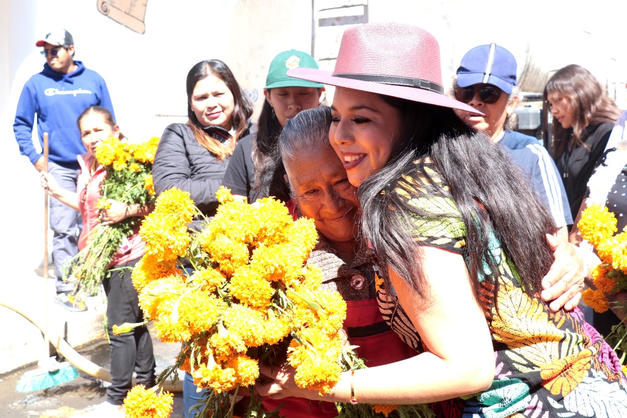Entrega Gobierno de Cholula flores en panteones municipales
