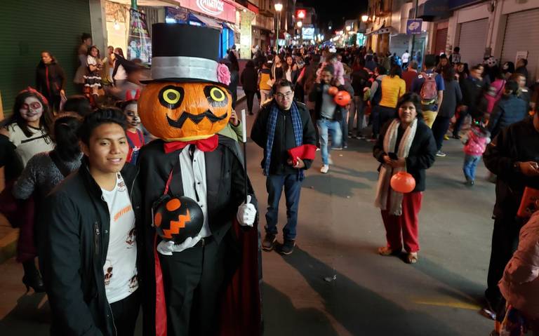 Niños desafiaron la lluvia por la calaverita en un caótico Chiautempan