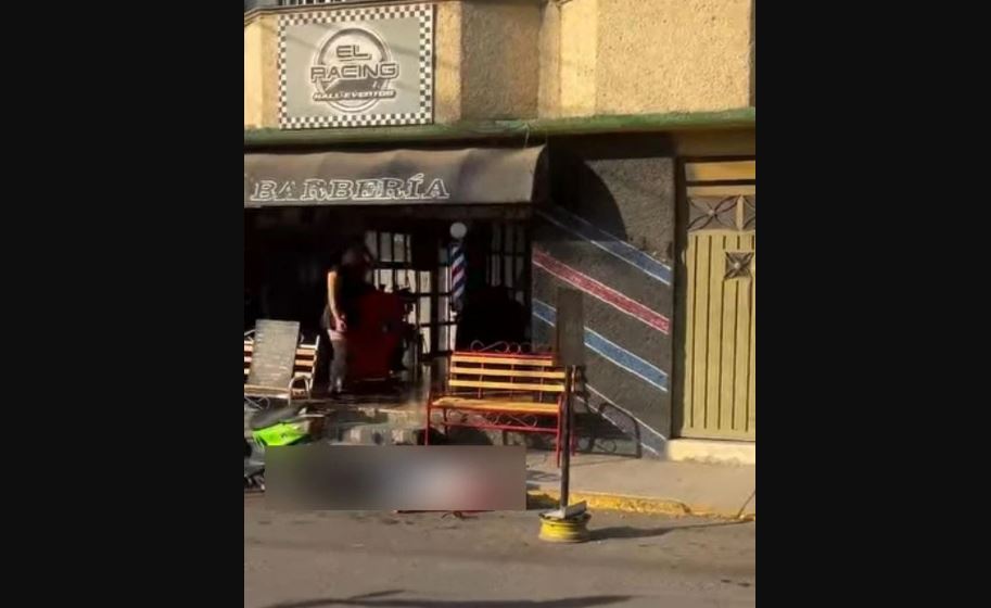Sicarios ejecutan a hombre y dejan heridos en barbería de Coacalco
