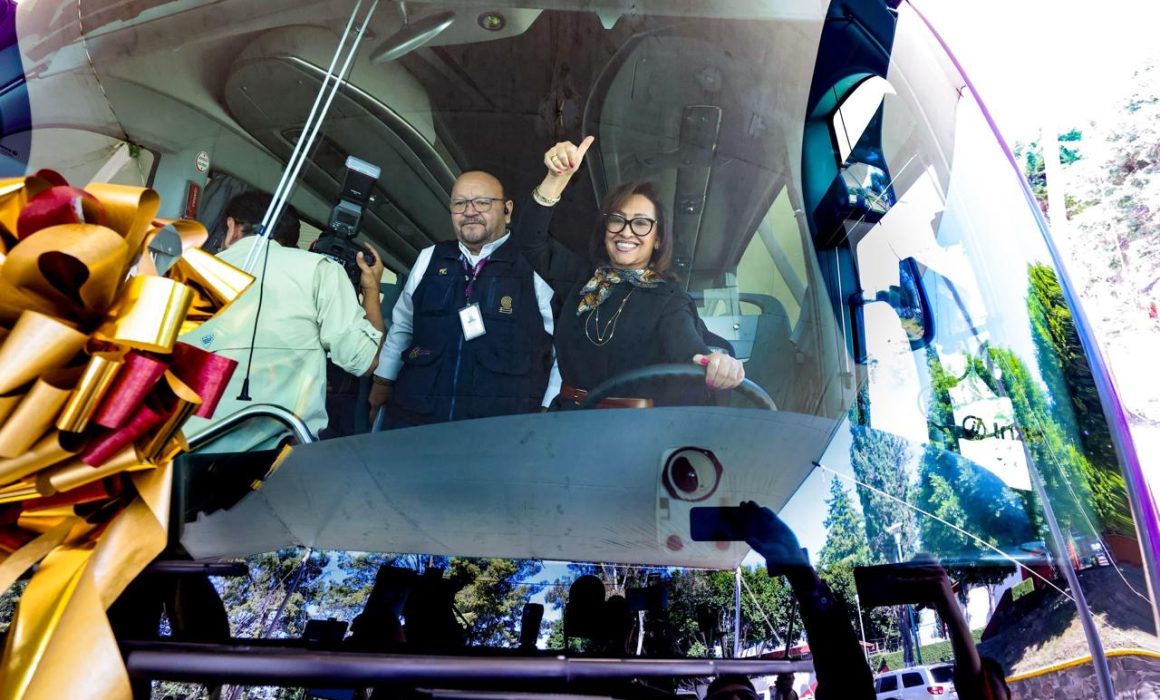 Lorena Cuéllar impulsa la educación: entrega autobús a estudiantes Cobat