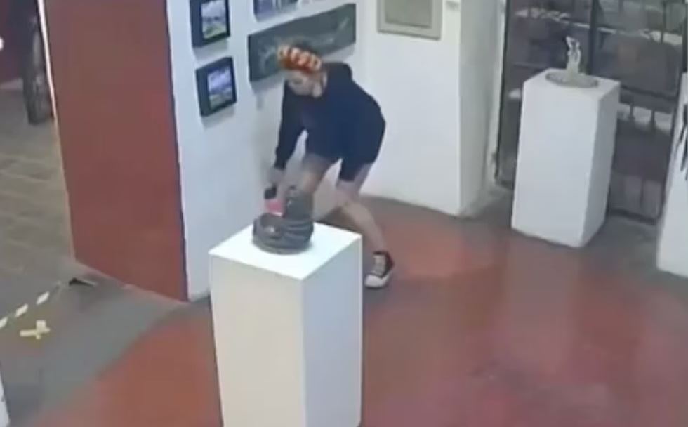 Impactante: mujer orina en galería de arte durante Día de Muertos