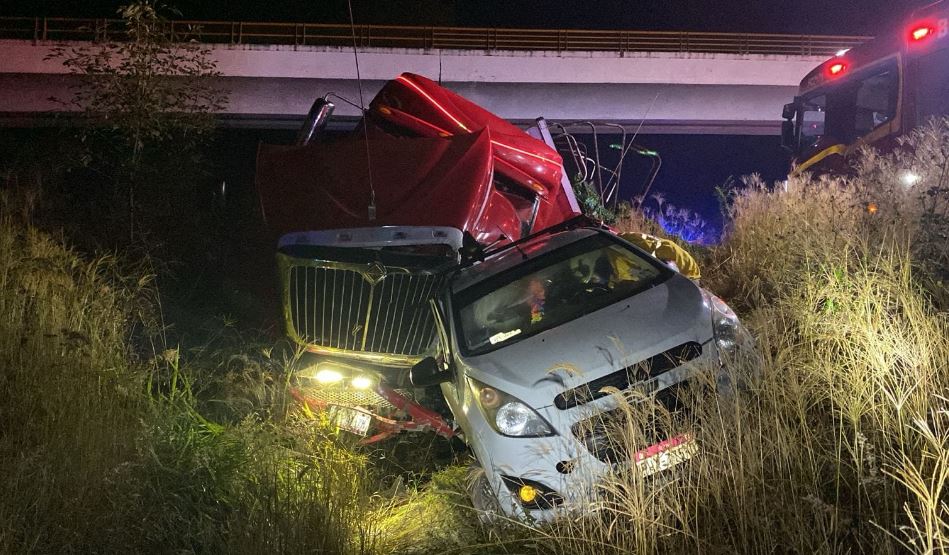 Accidente entre tráiler y auto en autopista Siglo XXI deja dos heridos