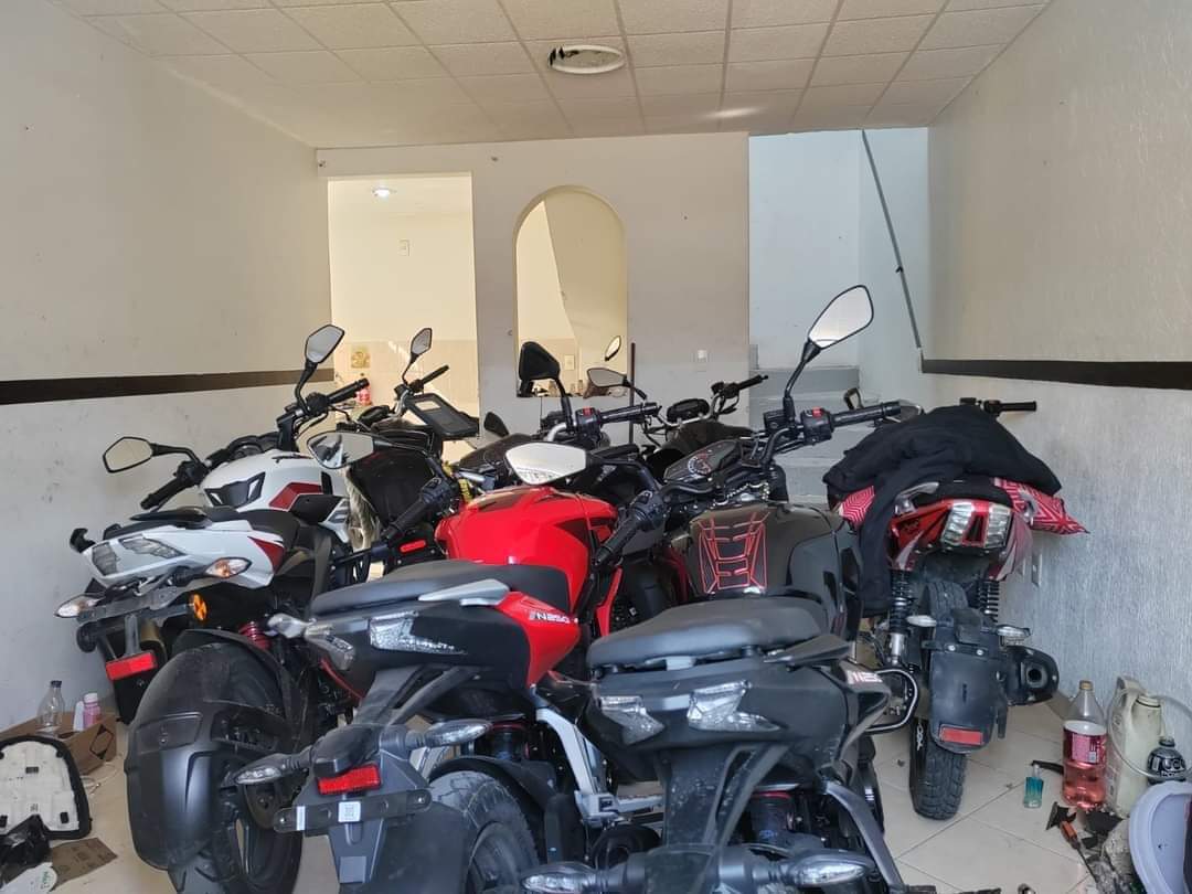Policía de Chiautempan asegura inmueble con motocicletas robadas en Xaxala