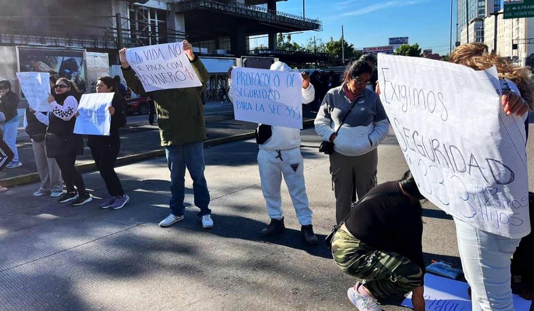 Familiares bloquean Circuito Interior por riesgos en secundaria 333